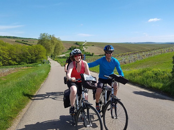 deux cyclistes en montant la route dans les vignes